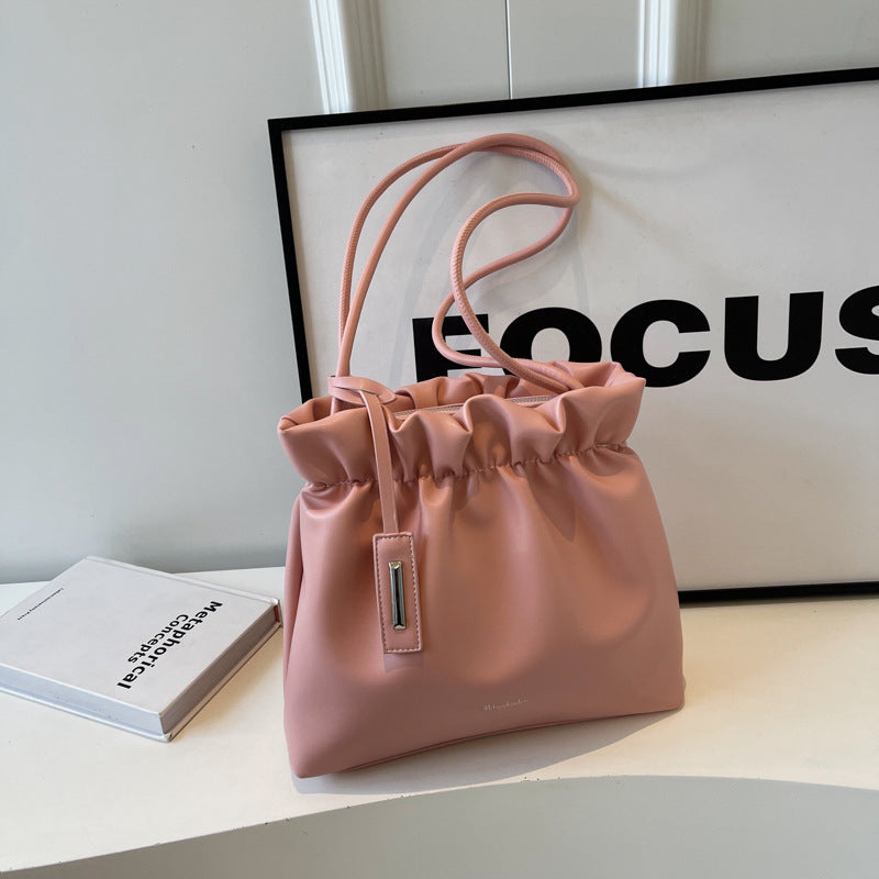 Sac seau simple à bandoulière plissé de couleur unie