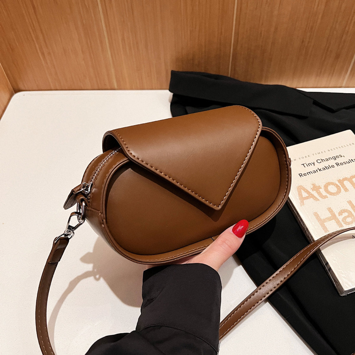 Women Fashion Solid Color Triangle Clapsack Crossbody Bag
