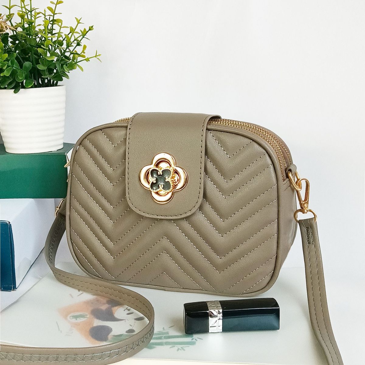 Sac à bandoulière en PU à trois couches avec fermeture éclair et broderie florale à rayures de couleur unie pour femme