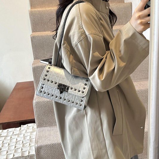 Sac à bandoulière carré clouté de couleur unie vintage avec chaîne