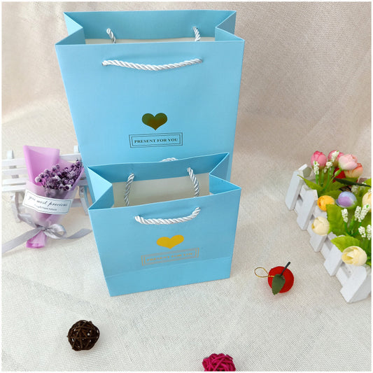 Sac en papier imprimé mini cœur minimaliste et tendance pour emballage cadeau