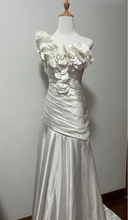 Vintage White Mermaid One-Shoulder Neckline Petal Pleated Satin Long Prom Dress Evening Dress P4112