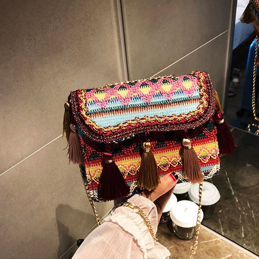 Sac bandoulière à pompons de style ethnique avec chaîne décorative 