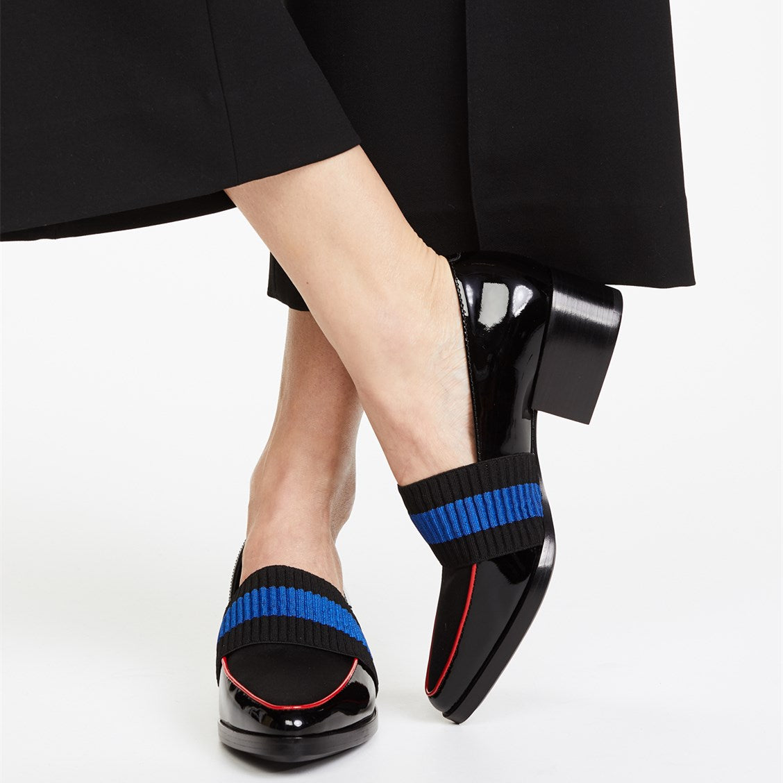 Elastic Band Closed Toe Low Heel Women's Loafers in Black