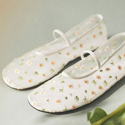 Elegant Closed Round Toe Slip-on Floral Mesh Flats in White