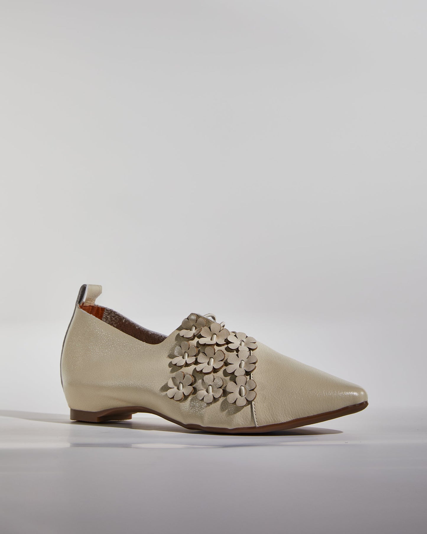 Bee Vintage Flower Flats In White