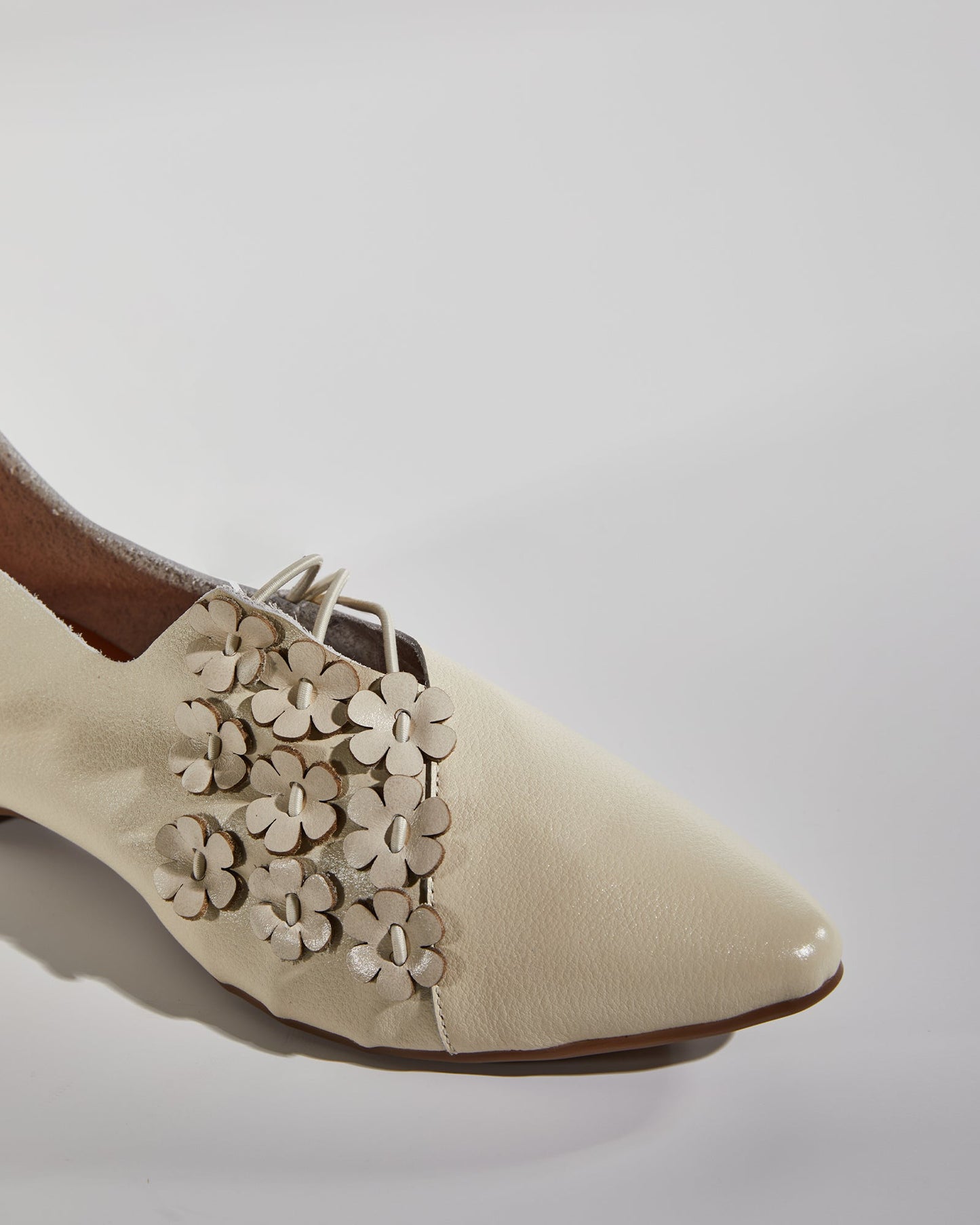 Bee Vintage Flower Flats In White