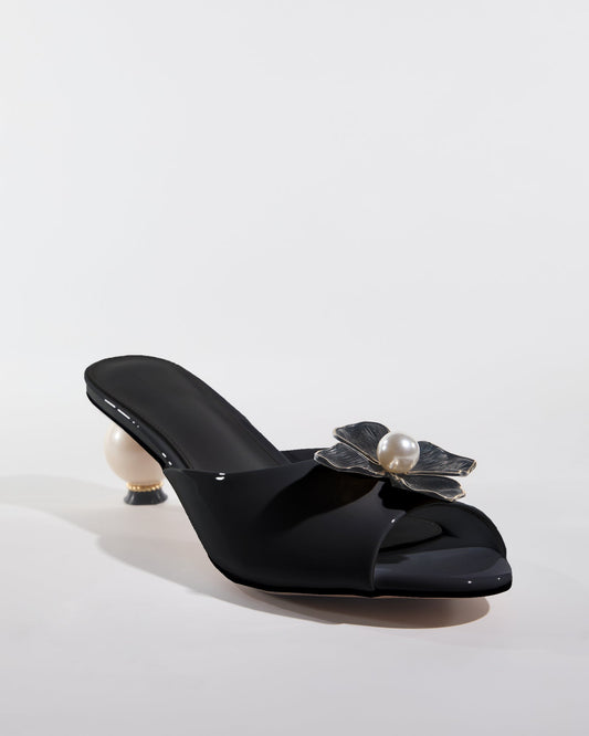 Bonnie Pearl Flower Slippers In Black