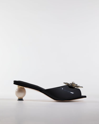 Bonnie Pearl Flower Slippers In Black