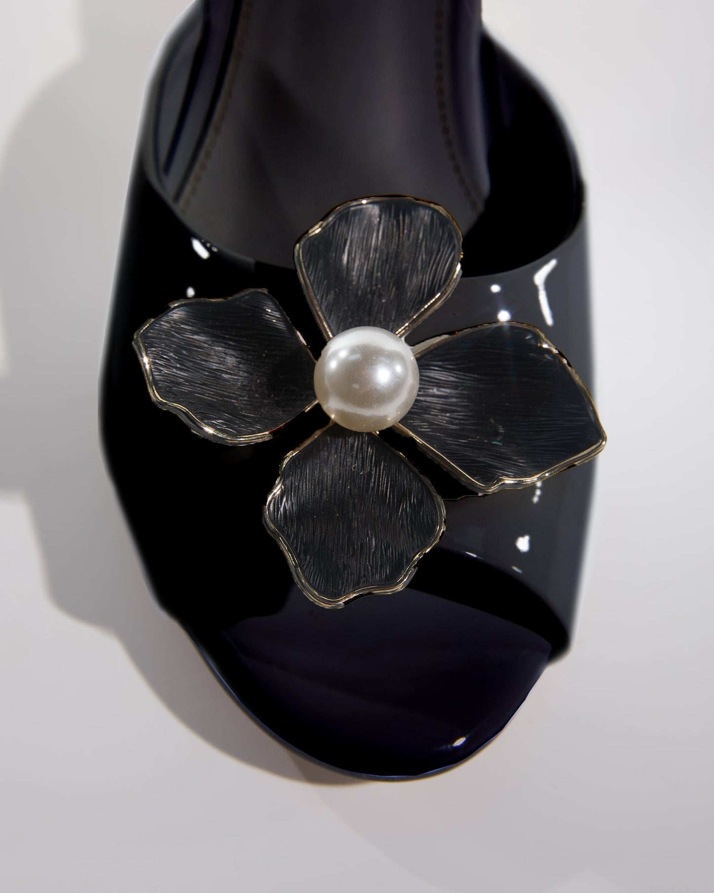 Bonnie Pearl Flower Slippers In Black