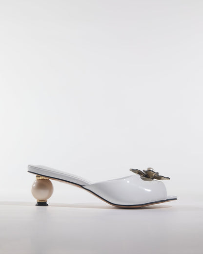 Bonnie Pearl Flower Slippers In White
