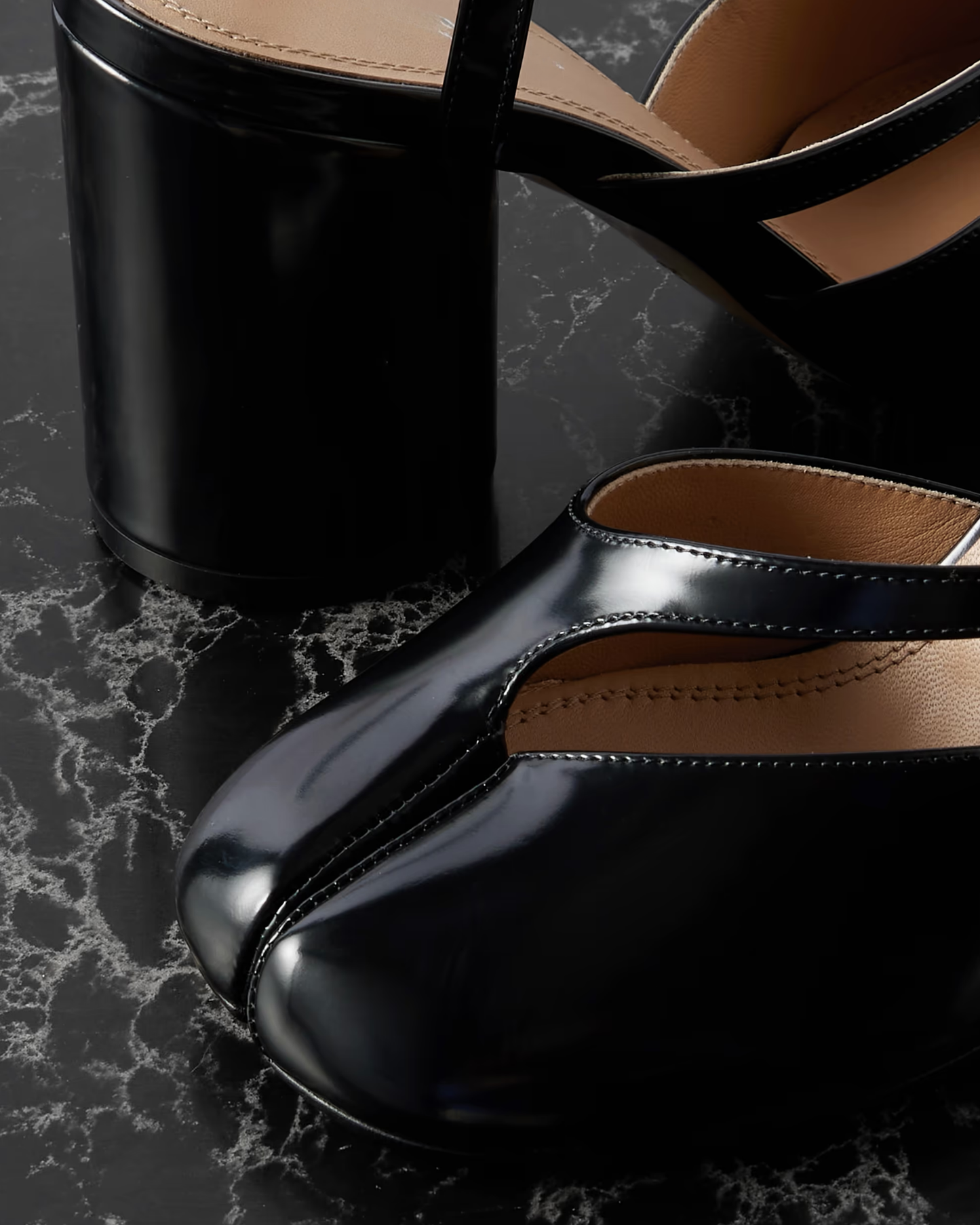 Fiore Tabi Strap Pumps In Black