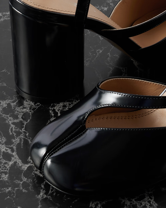 Fiore Tabi Strap Pumps In Black