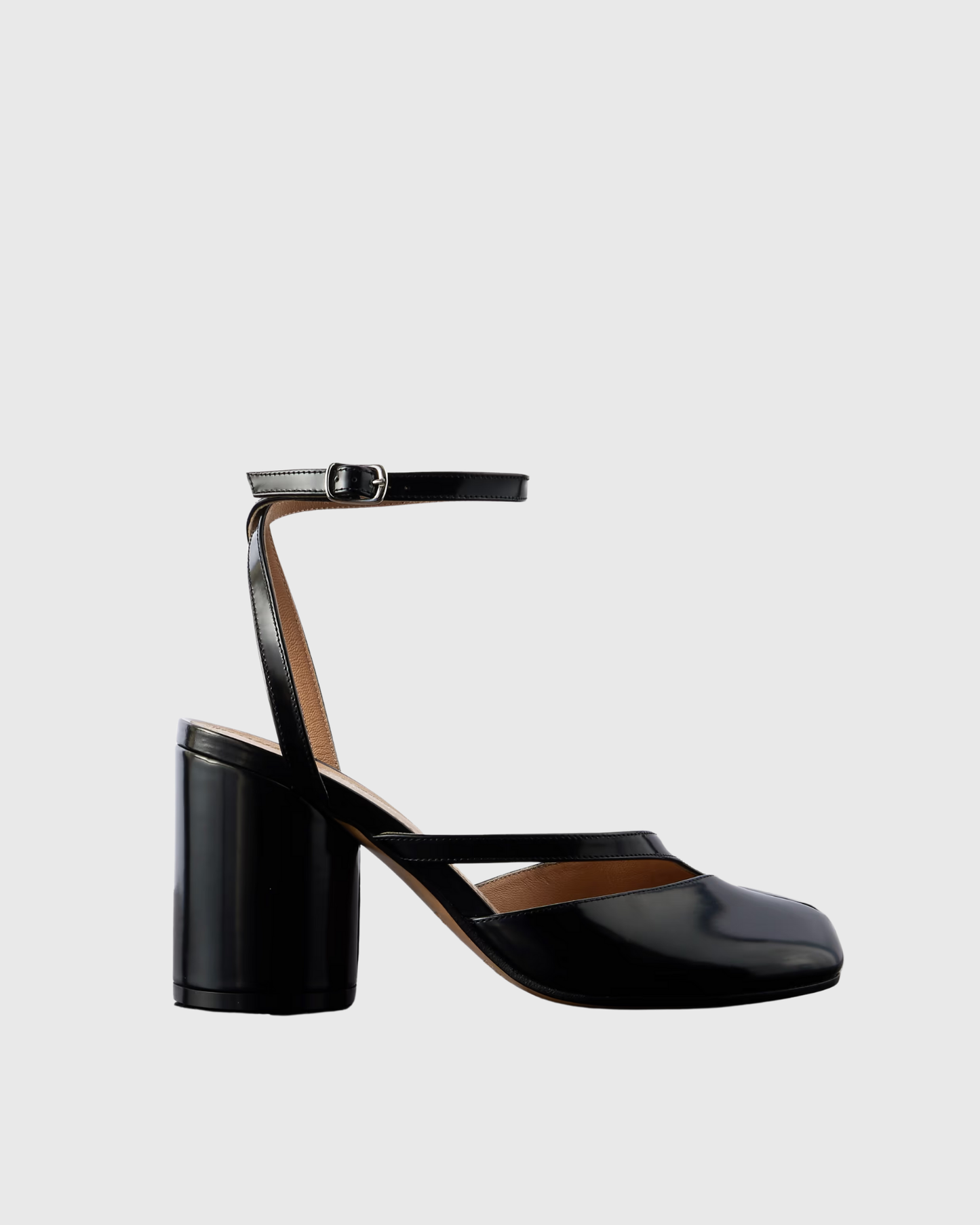 Fiore Tabi Strap Pumps In Black