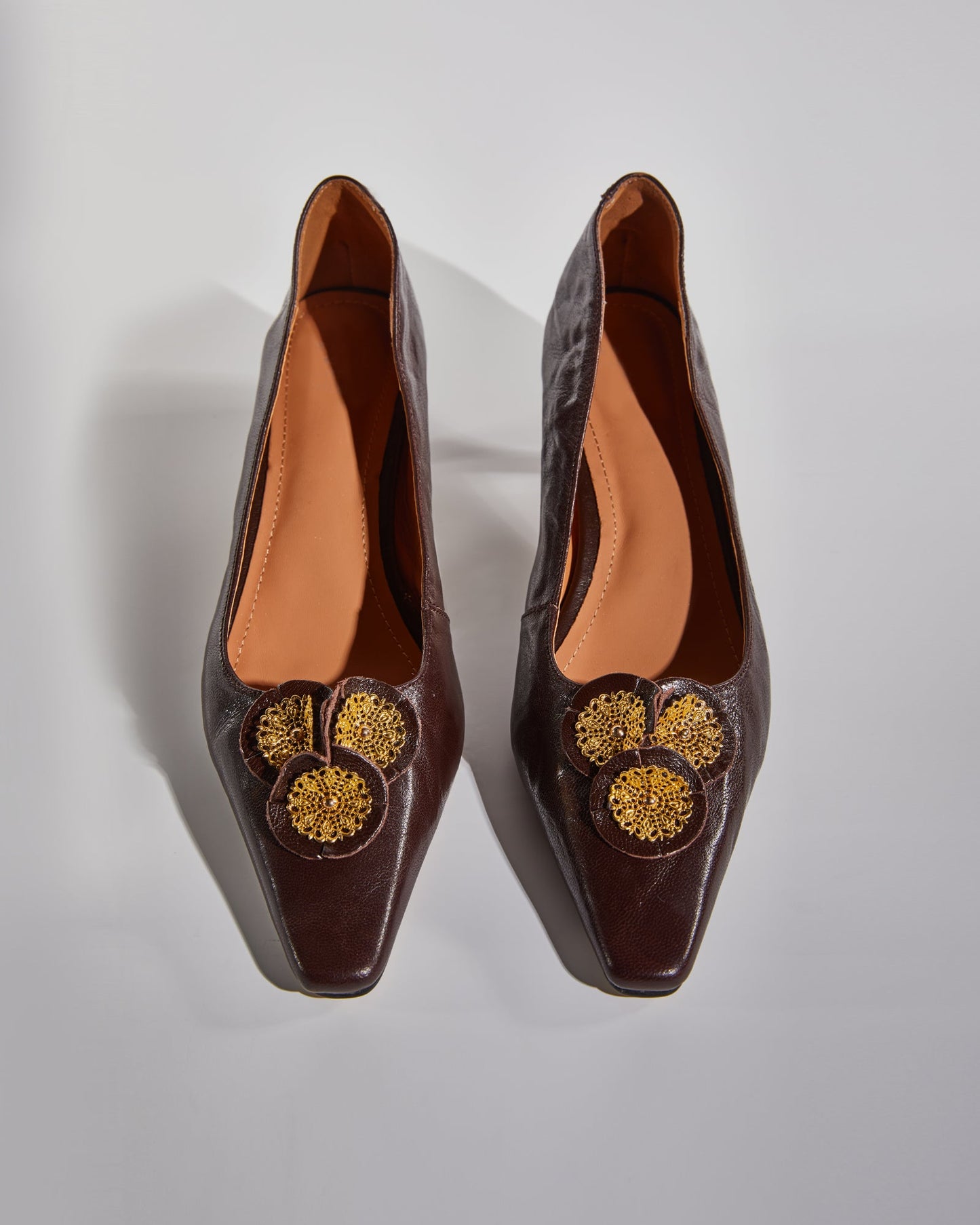 Liz Vintage Flower Kitten Heels In Brown