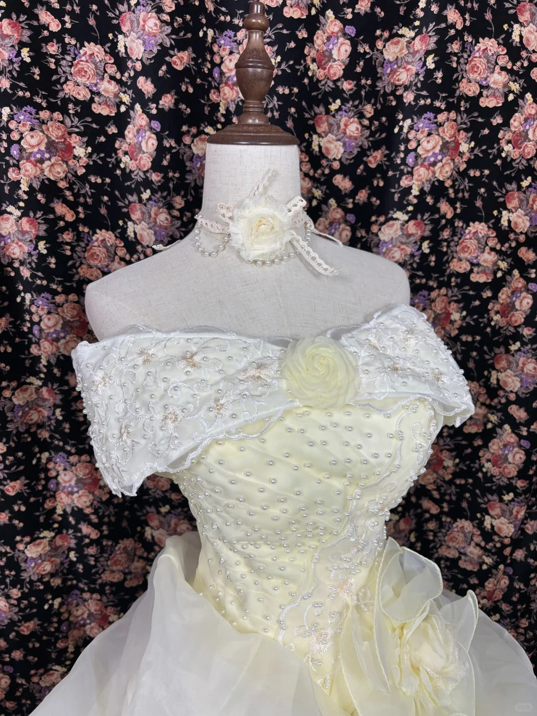 Gentle light yellow one-shoulder floral pleated tulle fluffy floor-length wedding dress P2970