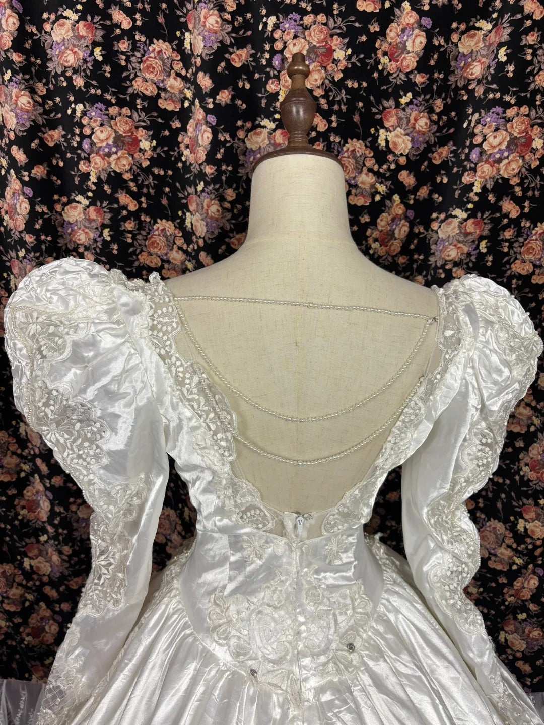 Vintage Leg of Mutton Sleeve V-Neck Pleated Ruffled Satin Floor-Length Wedding Dress P2992