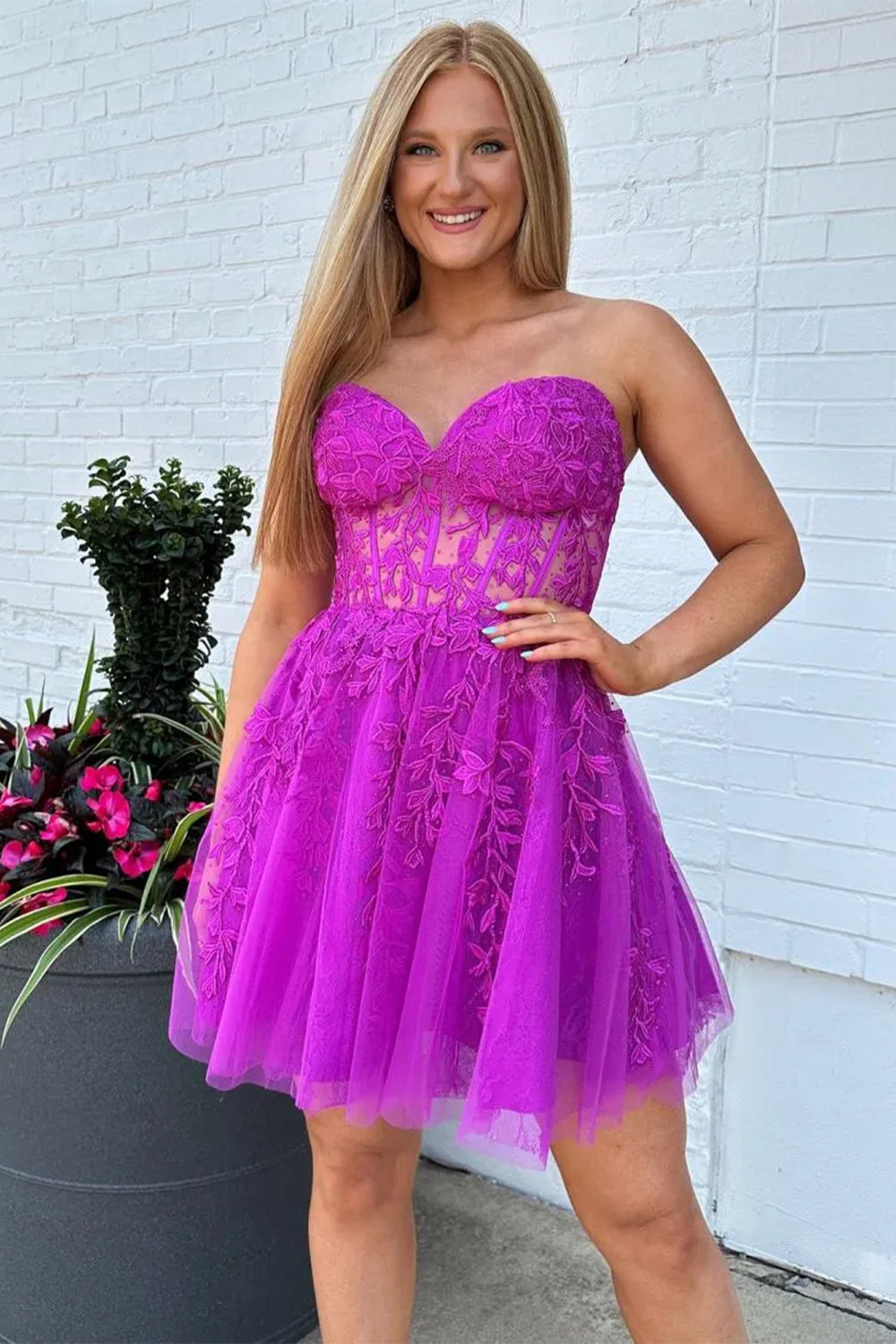 Lovely A-Line Tulle Homecoming Dress with Sweetheart Neck and Appliques