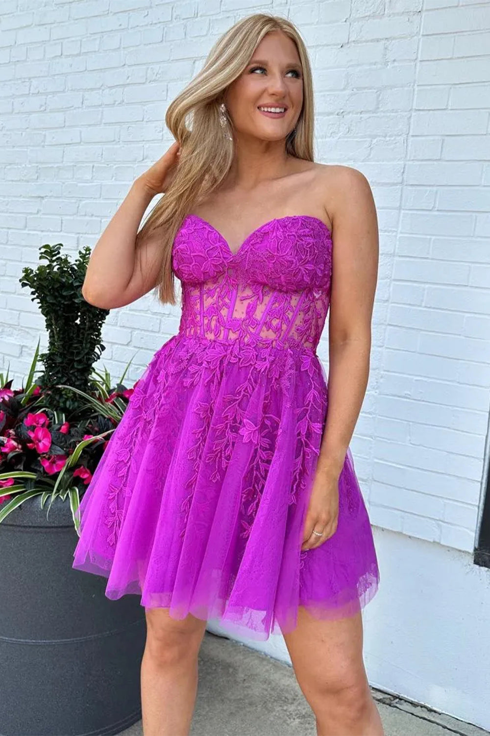 Lovely A-Line Tulle Homecoming Dress with Sweetheart Neck and Appliques