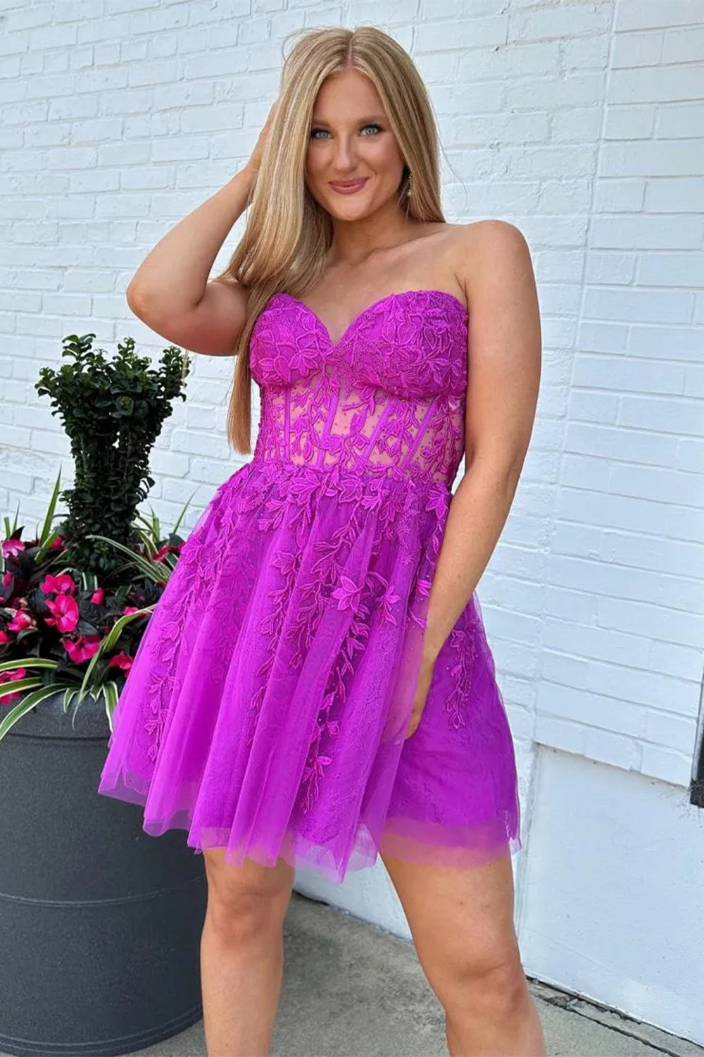 Lovely A-Line Tulle Homecoming Dress with Sweetheart Neck and Appliques