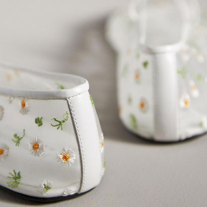 Elegant Closed Round Toe Slip-on Floral Mesh Flats in White