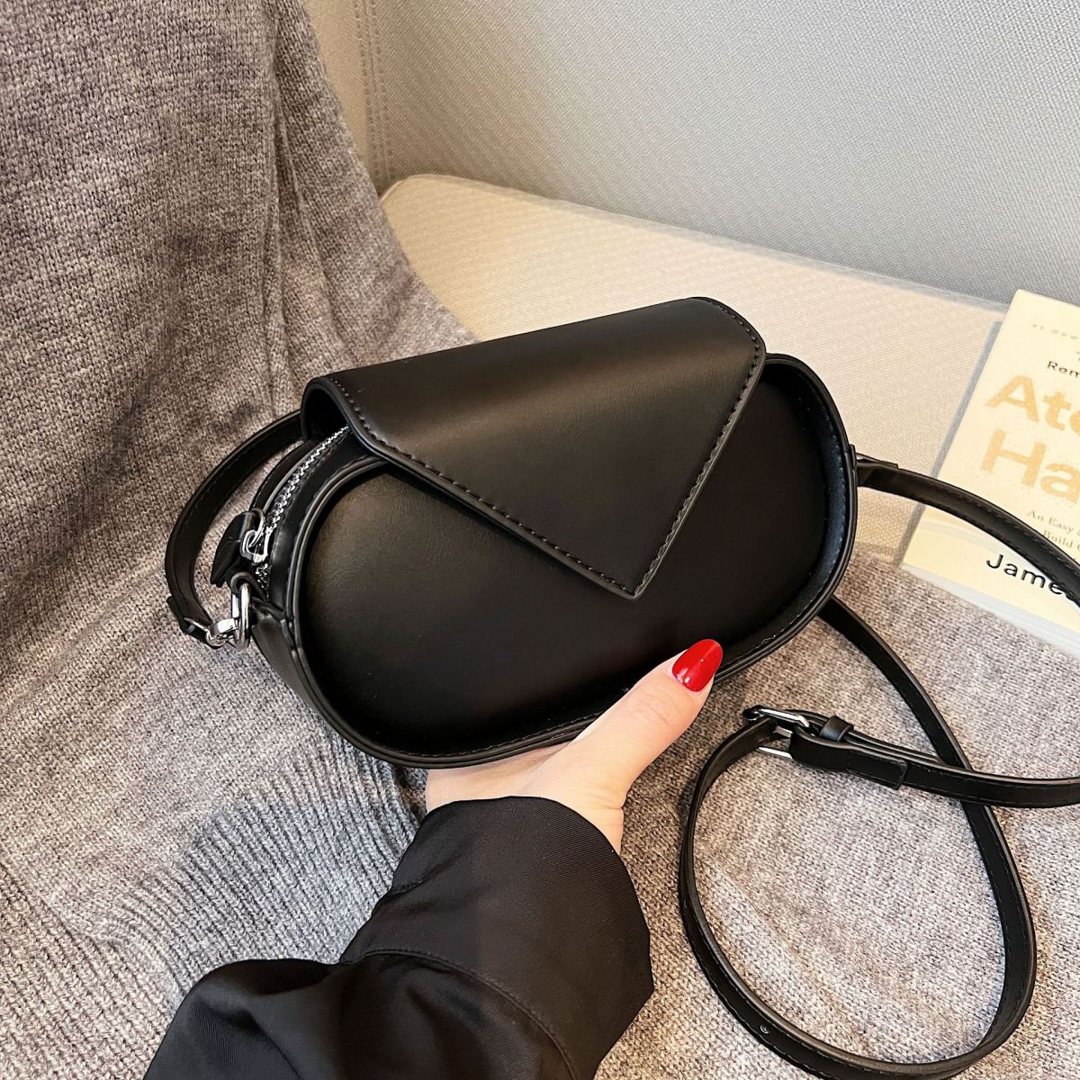 Women Fashion Solid Color Triangle Clapsack Crossbody Bag