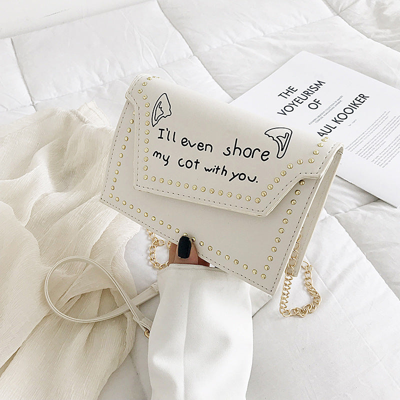 Sac à bandoulière carré à rivets et imprimé lettre tendance 