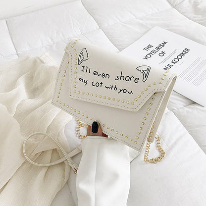 Sac à bandoulière carré à rivets et imprimé lettre tendance 