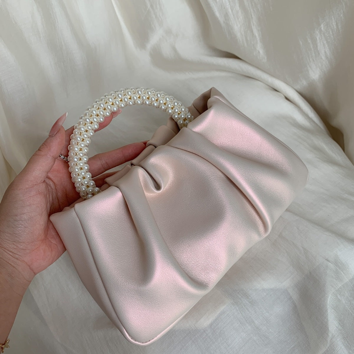 Sac à bandoulière tendance pour femme avec poignée en perles 