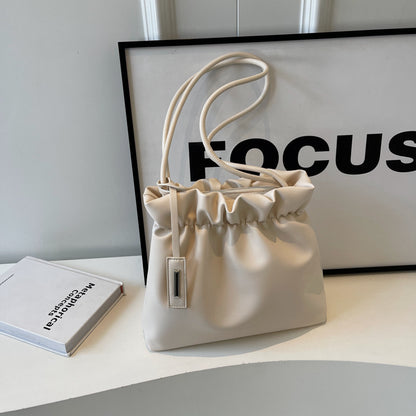 Sac seau simple à bandoulière plissé de couleur unie 