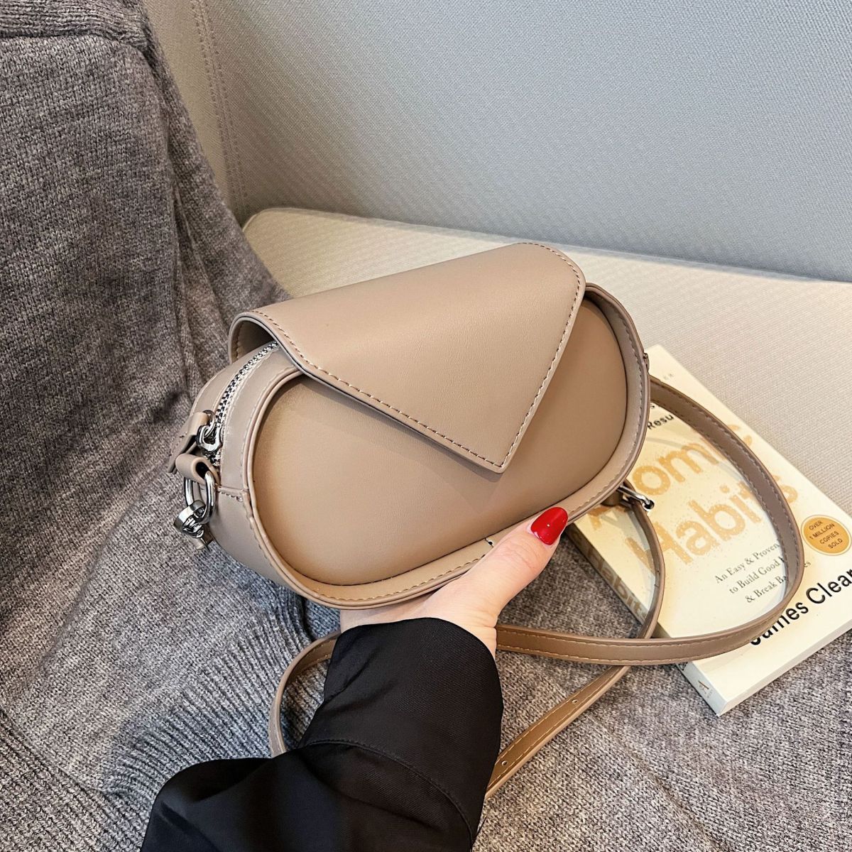 Women Fashion Solid Color Triangle Clapsack Crossbody Bag