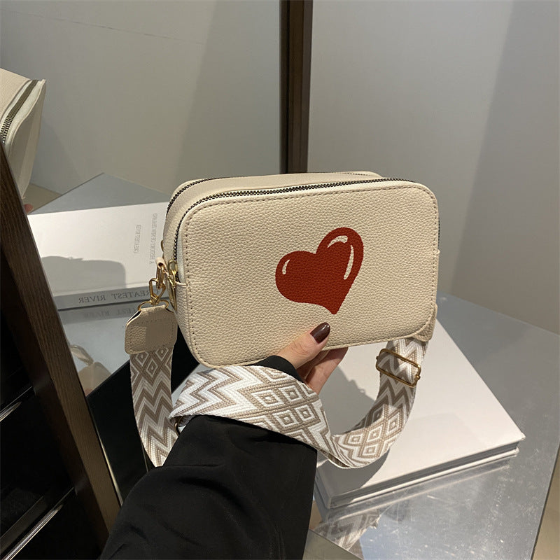 Sac à bandoulière à large sangle imprimé cœur tendance 