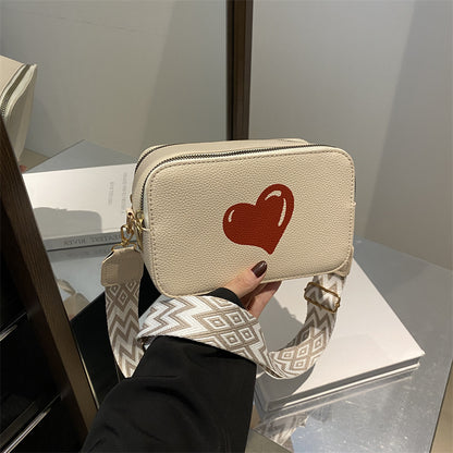 Sac à bandoulière à large sangle imprimé cœur tendance 