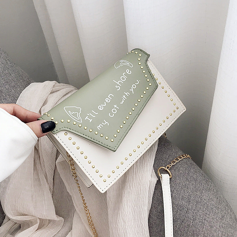 Sac à bandoulière carré à rivets et imprimé lettre tendance 