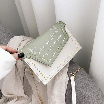 Sac à bandoulière carré à rivets et imprimé lettre tendance 