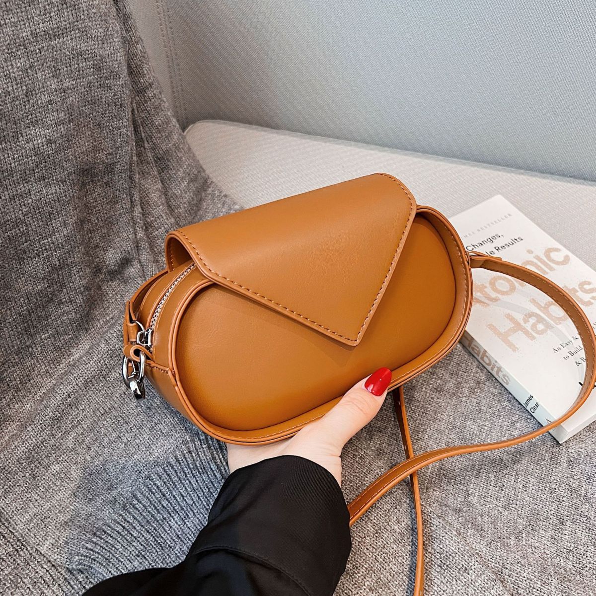 Women Fashion Solid Color Triangle Clapsack Crossbody Bag