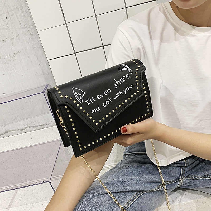 Sac à bandoulière carré à rivets et imprimé lettre tendance 