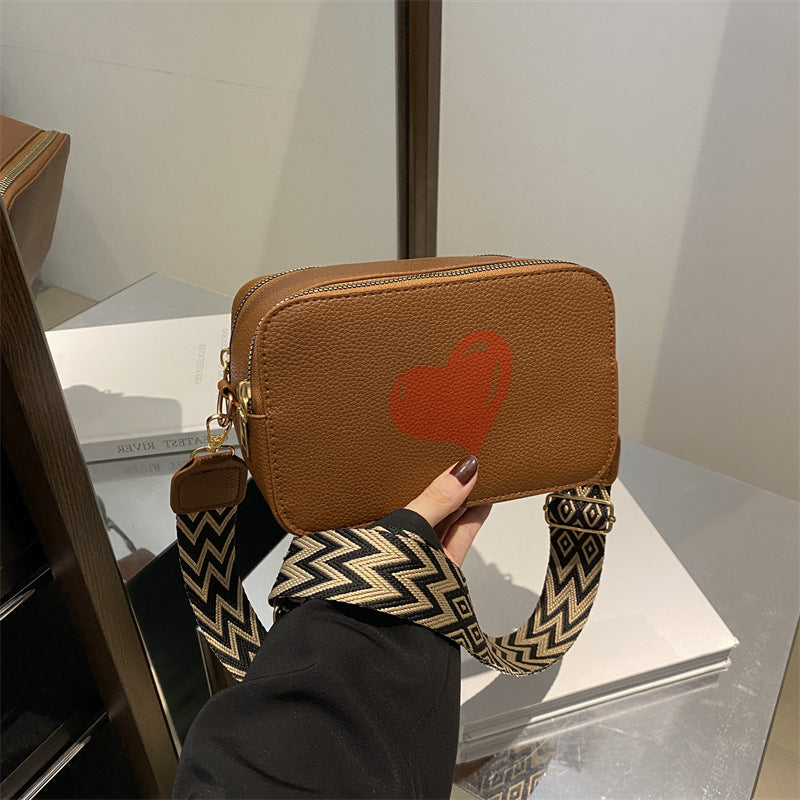 Sac à bandoulière à large sangle imprimé cœur tendance 