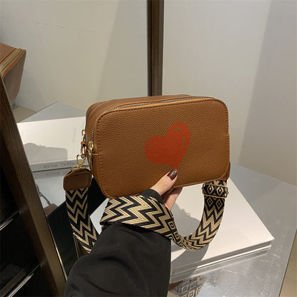 Sac à bandoulière à large sangle imprimé cœur tendance 