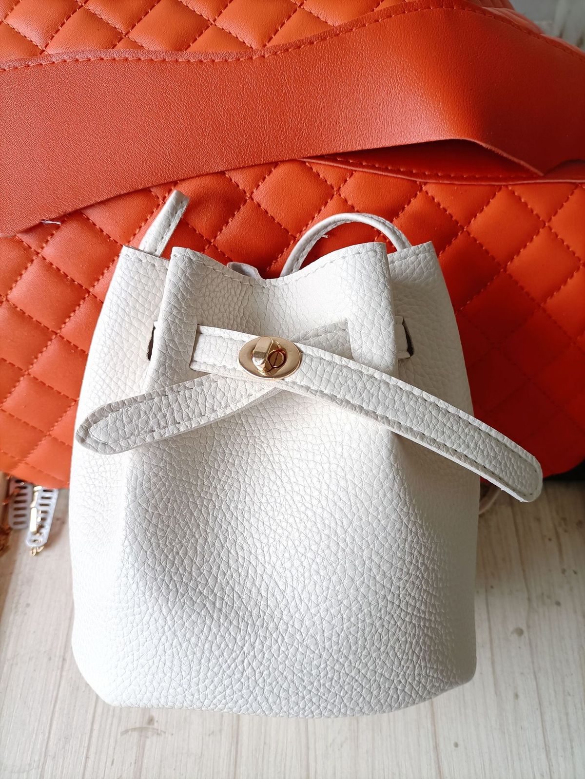 Sac seau simple à bandoulière et cordon de serrage de couleur unie