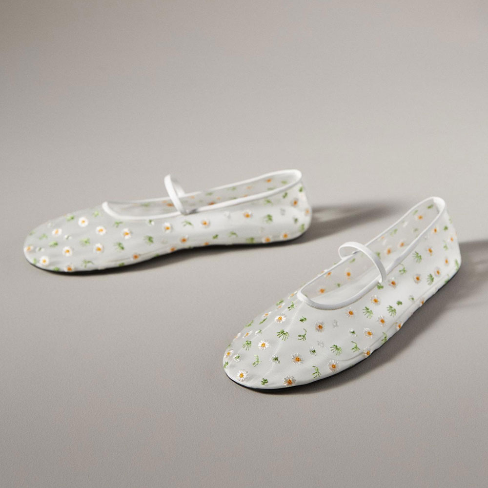Elegant Closed Round Toe Slip-on Floral Mesh Flats in White