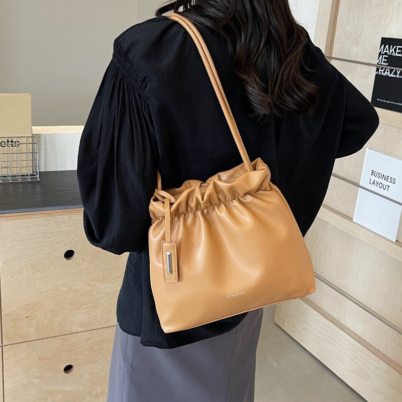 Sac seau simple à bandoulière plissé de couleur unie 