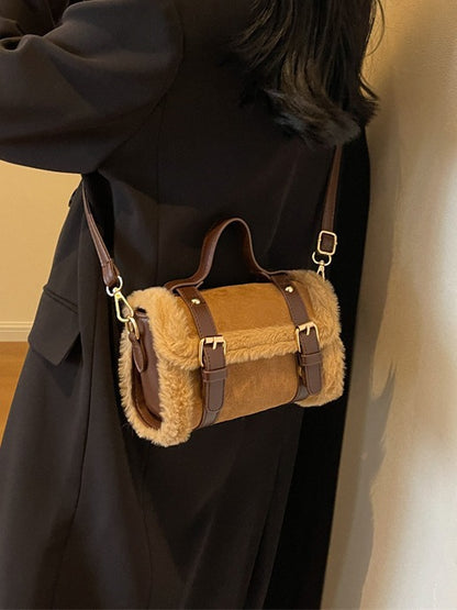 Sac à bandoulière tendance en peluche avec coutures 