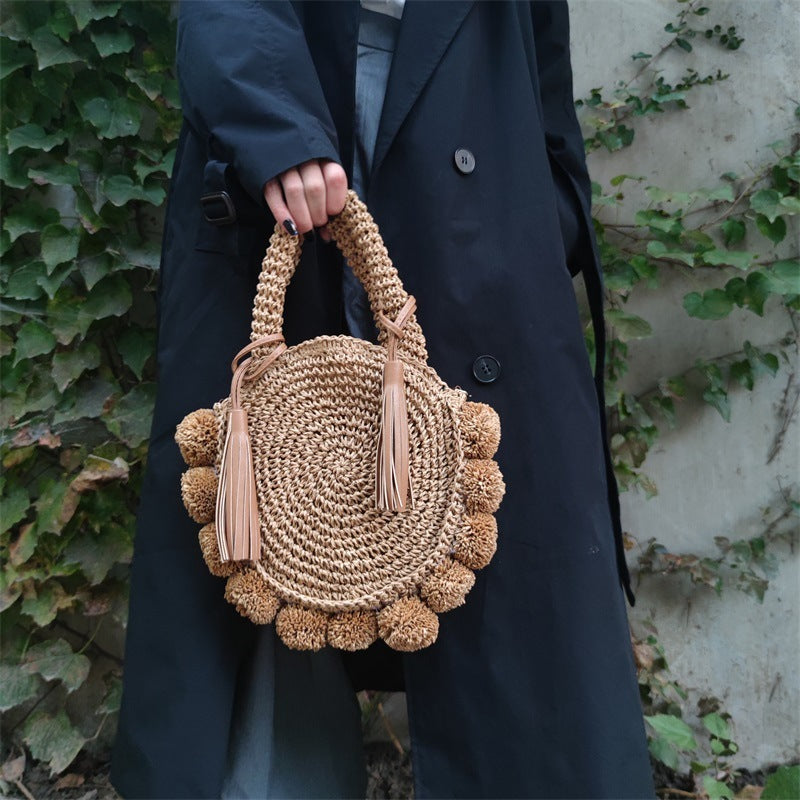 Sac à main en paille tissée avec pendentif pompon simple et tendance 