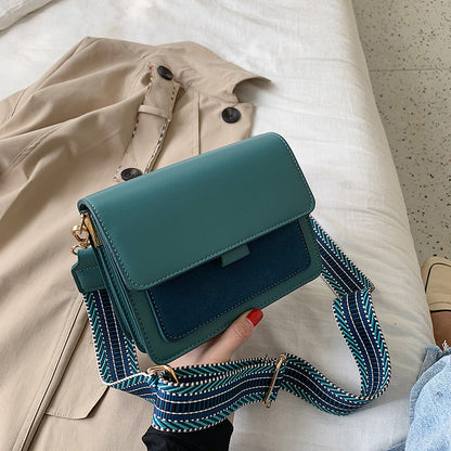Sac à bandoulière contrasté de style ethnique distinctif avec ceinture colorée 
