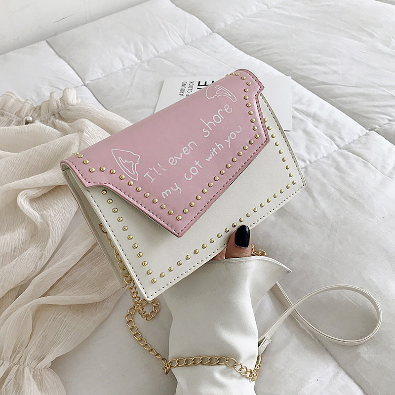 Sac à bandoulière carré à rivets et imprimé lettre tendance 