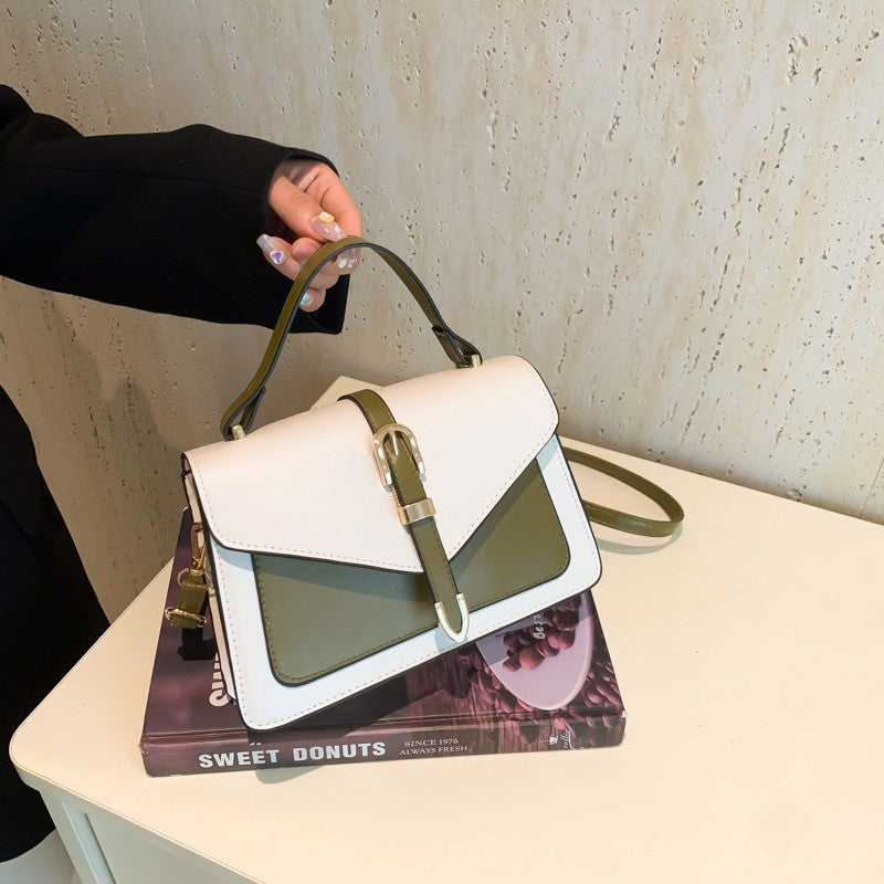 Sac à bandoulière carré à rabat avec coutures contrastées 