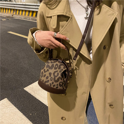 Sac à bandoulière cylindrique léopard vintage 