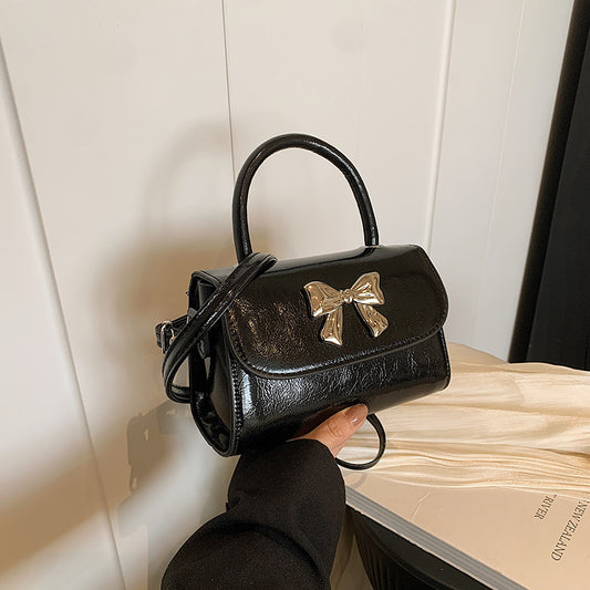 Sac à bandoulière tendance pour femme avec rabat et poignée carrée 