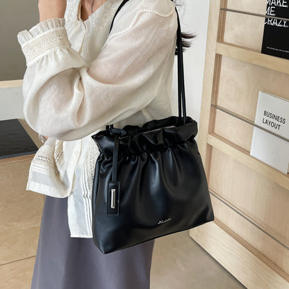 Sac seau simple à bandoulière plissé de couleur unie 
